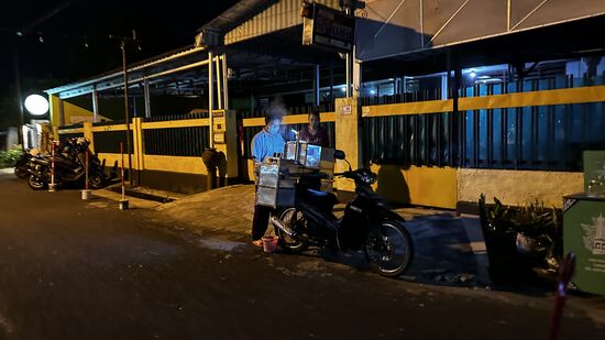 Jeder läßt sich etwas einfallen um ein paar Taler zu ergattern—er grillt direkt auf seinem Fahrrad….