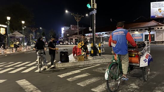 Und er sitzt auf der Verkehrsinsel und spielt Gitarre