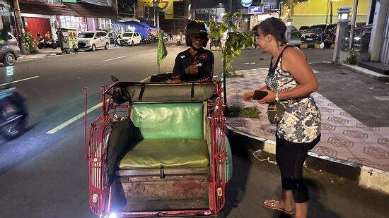 Nach einer guten halben Stunde sind wir am Hotel—ich bezahle und mein Fuß ist eingeschlafen 