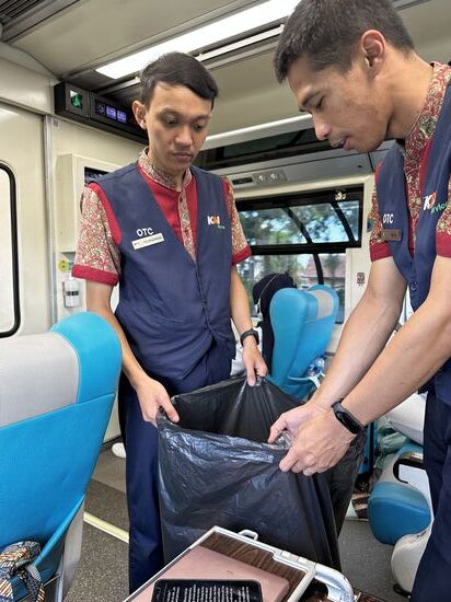 Und ständig kommen auch 2 Jungs mit einer großen Mülltüte und sammeln den Müll ein—wie viele Leute hier beschäftigt sind…unglaublich!