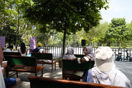 Dann alle hinsetzen und die Gruppen werden den Guides zugeteilt. Wir bekommen eine quirlige junge Dame, die uns auch gleich mit Infos über den Tempel und die Bedeutung der Buddha-Statuen aufklärt