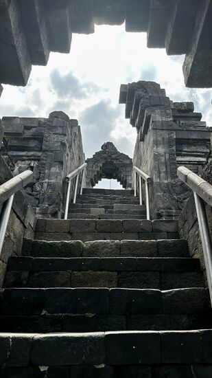 Nach und nach werden die Gruppen auf die Pyramide gelassen und wir dürfen nach anschaulichen Erklärungen unserer Guide eine Ebene nach der anderen erkunden.
Insgesamt 9 Stockwerke türmen sich auf der quadratischen Basis von 123m Länge