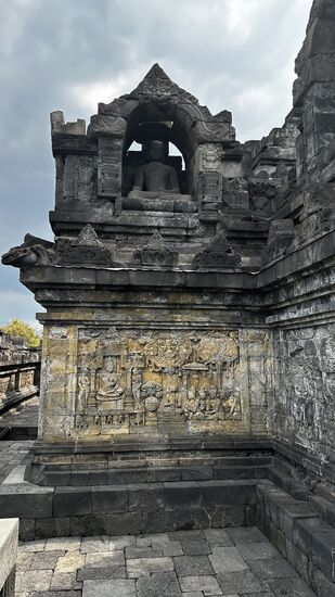 Die Anlage wurde im 10. und 11. Jhd verlassen und geriet in Vergessenheit. Es lag an der Machtverschiebung Richtung Osten Javas und/oder auch am heftigen Ausbruch des Vulkans Merapi im Jahr 1006.
Die Anlage wurde unter Vulkanasche und Vegetation begraben, bis sie 1814 wiederentdeckt und 1835 von Europäern wieder ans Tageslicht gebracht wurde