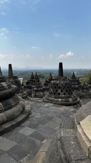 Nach oben befinden sich 3 konzentrisch verjüngende Terrassen mit insgesamt 76 Stupas!