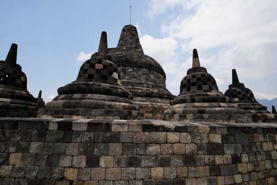 Den Hauptstupa umfaßt einen Durchmesser von 11Meter!