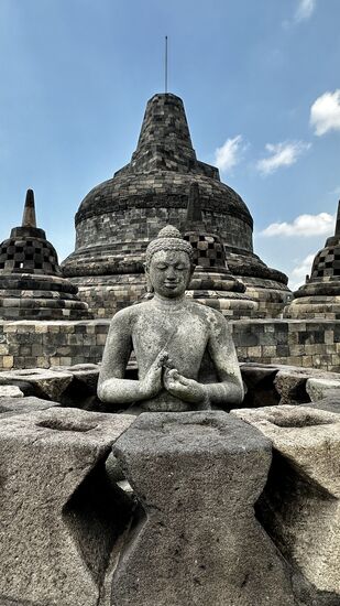 In jeder der 73 StuPa befindet sich ein Buddha—hier hat man den oberen Teil weggelassen um einen Buddha zu zeigen