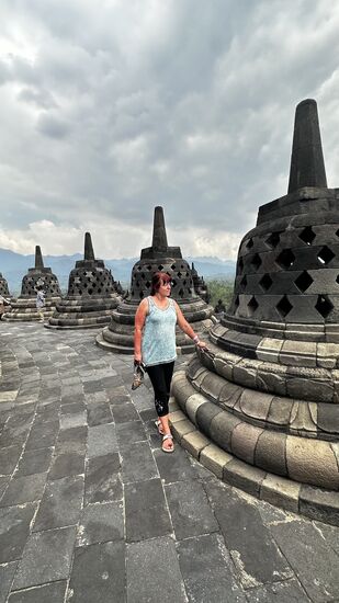 Immer wieder staune ich über die tolle Organisation der Indonesier. Wir haben 20 Minuten alles quasi für uns allein—täglich werden maximal 1000 Besucher zugelassen—heute am Sonntag wurde die Zahl auch mit Sicherheit erreicht!