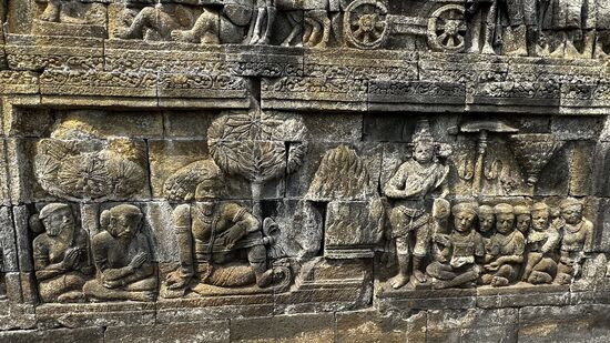 Laut Guide ist die dritte Person von links der indonesische Bob Marley 