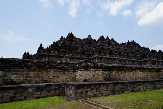 Als man es 1709 wiederentdeckt, war es so von Vegetation überwuchert, dass man es nur als Borobudur-Hügel bezeichnete