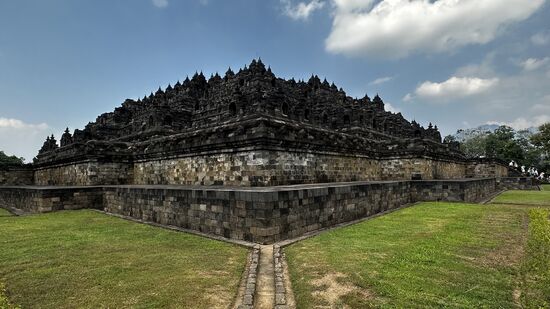 Nach ca einer Stunde sammelt unsere Guide ihre Schäfchen wieder alle ein, da wir nun Platz für die nächste Gruppe machen müssen. Die 30 Leute unserer Gruppe kamen aus Frankreich, Holland, Deutschland, Südkorea und ein paar aus China.  Auf Letztere müssen wir extra lange warten, die müssen extra gebeten werden. Ich staune immer wieder wie das Mädel genau weiß, wer fehlt..Sie verrät uns, dass sie die Leute anhand der Füße unterscheidet…