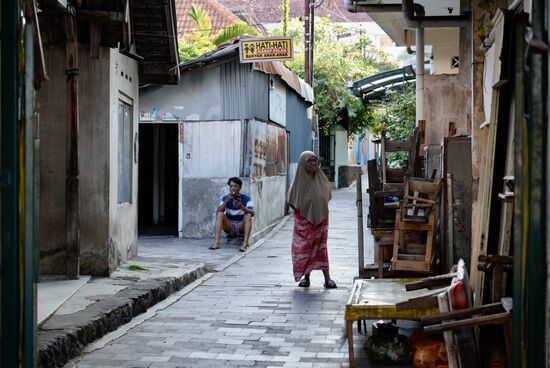 Wir gehen noch zum Bahnhof und erkundigen uns nach der Fahrt nach Surabaya—dann bummeln wir zurück und suchen uns etwas zum essen….