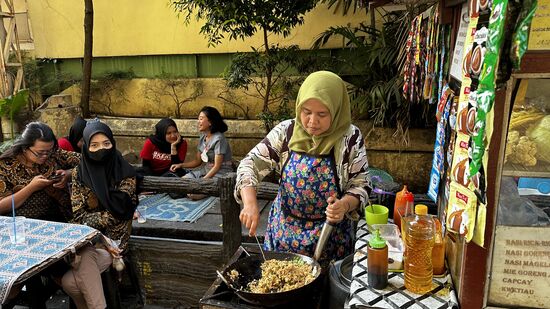 Hier werden wir fündig und bestellen uns eine Schüssel mit Mie, Ei und viel Gemüse.
Wir schauen zu, wie gekocht wird und bestellen dann kurzerhand dasselbe