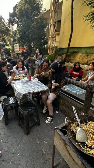 Viele junge Leute scheinen ständig außer Haus zu essen….es schmeckt köstlich! Und die große Portion kostet nicht mal 1 Euro!