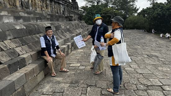 Schon am Eingang haben wir ein älteres indonesisches Paar kennengelernt. Er war schon 77 Mal hier und ist Forscher, arbeitet für ein Institut in Jakarta und seine Tochter studiert witzigerweise Lehramt in Braunschweig—nur 20km von uns!
Natürlich tauschen er und Thomas ihre Karten aus…