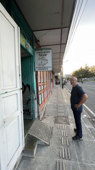 Das Foto habe ich gestern noch gemacht—es ist ein Zahnarztpraxis neben unserem Hotel