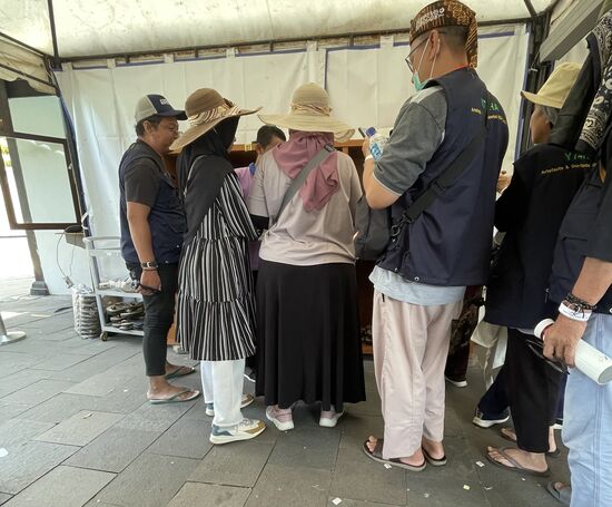 Wir haben es nur zum 12-Uhr Slot geschafft. Hier bekommt jeder ein Paar handgefertigte Bambus-Flip-Flops und eine Leinentasche mit passenden geflochtenen Bambuseinsatz.