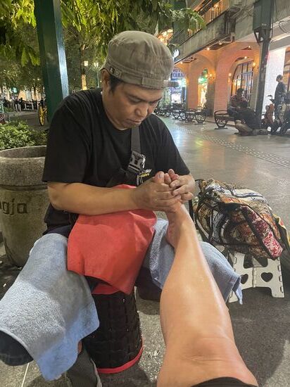 Dann gönne ich mir noch eine Fußreflexzonen Massage auf der Straße. Das war allerdings eine Schnapsidee—ich habe eine gute halbe Stunde gelitten. Eigentlich hätte ich schon die Flucht ergreifen sollen, als ich meinen Vorgänger beobachtete. Er zuckte oft und verzog das Gesicht.
Also—viele Punkte waren sehr schmerzhaft. Er verstand vielleicht auch was von seinem Fach, aber der erwartete Genuss blieb aus.  Morgen werde ich einen großen Bogen um ihn machen