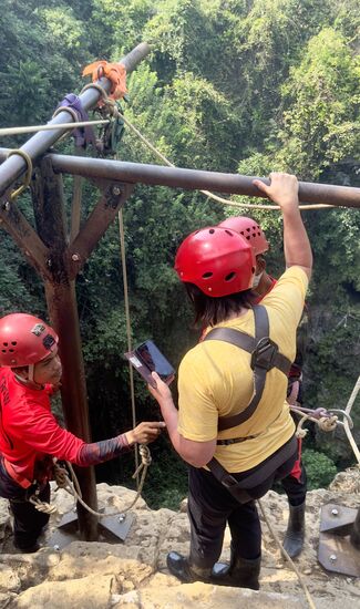 ..und dann kommt der spannende Moment—es geht zum Rand der Schlucht—hier stecke ich mein Handy lieber weg, denn meine Hände sind klatschnass vor Aufregung