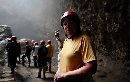 Ich traue mich noch ein Stück weiter, zu der Stelle, die auch in der Werbung gezeigt wird….der Weg ist noch etwas glitschiger. Und als eine Chinesin ausrutscht und sich richtig langmacht, beschließt Thomas zu verzichten und bleibt zurück