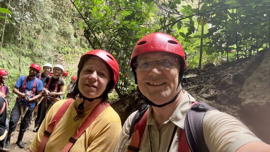 …und nun heißt es warten….es geht nach der Reihe..noch in der Warteschlange legt man uns die Gurte um…