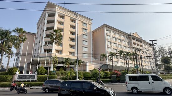 Das ist unser Hotel, in dem wir 4 Nächte waren: „Melia Purosani Yogyakarta“
Es wird gern von internationalen Touristen genutzt und ist wirklich sehr gut.
Das Frühstückbuffet ist enorm—es gibt viele Themenbereiche: indonesisch, japanisch, indisch, chinesisch….ich habe selten eine so große Auswahl gesehen.
Nur Schweinefleisch sucht man vergebens…