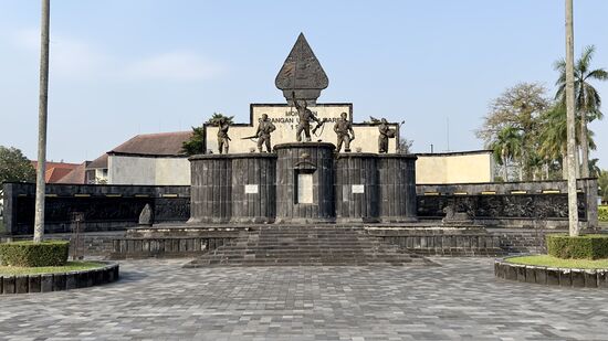 Ein Denkmal….? Unterwegs…
….es sind nur 1,6km bis zum Palast, die gehen wir zu Fuß