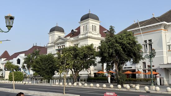 Natürlich werden wir wieder von unzähligen Rikschafahrern angesprochen. Es ist erstaunlich, wie viele sehr alte Männer noch diesem „Job“ nachgehen
Sie erklären uns, dass der Palast geschlossen ist—nur täglich bis 15 Uhr—schade, verschieben wir also auf morgen früh…
Hier übrigens die Bank Indonesia
