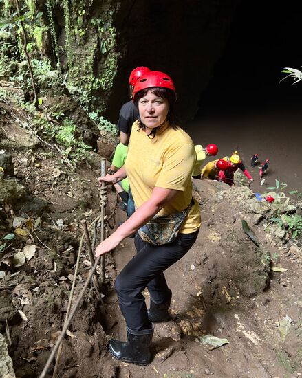 Der Weg ist mit Seilen gesichert, die ich auch gut zum festhalten nutze—auch stehen immer wieder Männer bereit, die mal die Hand zur Hilfe reichen.
Die hüpfen auch über die glitschigen Steine ohne irgendwelche Ängste