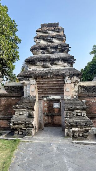 Schließlich kommen wir dann doch noch am königlichen Friedhof an. Doch leider ist der Zugang auf den eigentlichen Friedhof schon gesperrt. Unser Rikscha-Fahrer versucht bei einigen Offiziellen etwas zu regeln, aber der Friedhof ist für heute zu.