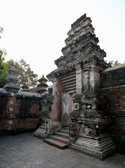 Und überall wieder tempelartige Ein- bzw. Ausgänge