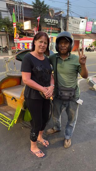 Nach dem Kaffee-Tasting geht es zurück zum Hotel. Ein Selfie mit dem netten Rikscha-Fahrer und mit einem Abendessen im Hotel geht der Tag zu Ende.