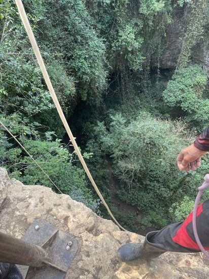 Da unten warten schon die ersten 6 Leute…es geht 60!!Meter in die Tiefe!!