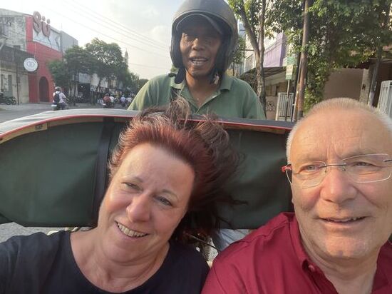 Ein Rikschafahrer ist besonders anhänglich und er schafft es uns zu überreden eine Tour mit ihm zu machen. Er will uns die Altstadt von Yogyakarta mit dem alten Friedhof zeigen