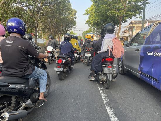 Wieder unglaublich—wie viele Motorbikes unterwegs sind!!
Unser Fahrer fährt uns da geschickt durch…wir sind nur am staunen…man ist so tatsächlich auch schneller als mit dem Auto…