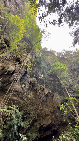 Wir haben es geschafft und beobachten wie die anderen abgeseilt werden…