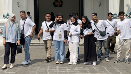 Kaum lässt “Mann” mal aus dem Auge, da wird er gleich von einem Rudel Mädels belagert…