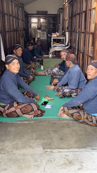 Die Mitglieder der Kraton Yogyakarta Garde. Sie beschützen und bewachen das gesamte Areal des Sultanats Yogyakarta. Hier machen sie gerade Pause