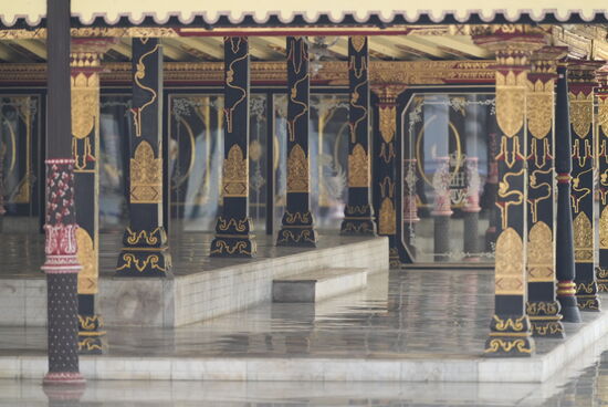 Auf dem Areal gibt es viele einzelne Gebäude. In diesen und einem großen Museum, welches zurzeit renoviert wird, wird die javanesische Kultur und zahlreiche königliche Artefakte ausgestellt.