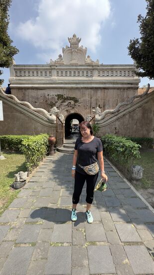 Ich stehe hier vor einem der Zugänge zu den Bädern. Diskretion war sehr wichtig, von Außen sollte niemand hineinsehen können.