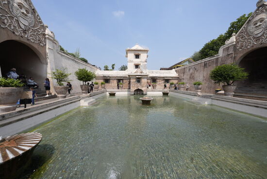 In diesem Becken fand die Brautschau statt. Es wurden junge Frauen aufgrund ihres Aussehens und ihrer Athletik ausgesucht, die in dem Becken ihre Runden drehen mussten. Der Sultan hat dann seine Wahl getroffen und eine Kandidatin ausgesucht, die dann aber noch auf ihre Tauglichkeit hinsichtlich Repräsentation geprüft wurde.
Oben in dem Turm - unsichtbar für die Frauen - saß der Sultan und beobachtete die Frauen. Den Frauen war aber bekannt, dass sie beobachtet wurden.