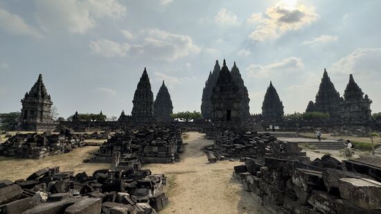 Die Anlage wurde um 850 erbaut und besteht aus acht Hauptschreinen bzw. -Tempeln, die von ca. 250 Einzeltempeln umgeben sind.