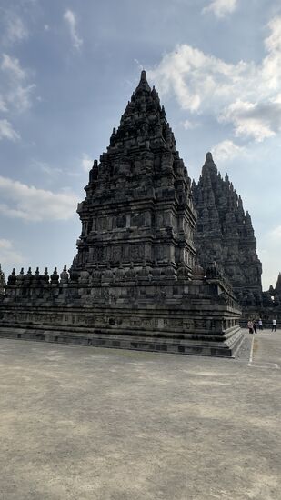 Die Tempel sind so imposant. Sie wurden bald nach ihrer Erbauung verlassen und mit der Zeit verfielen sie.