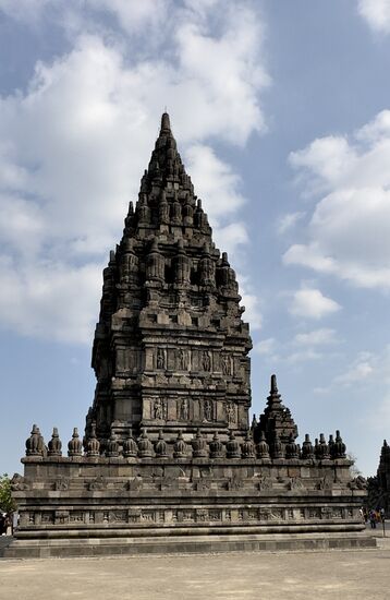 Der Wiederaufbau begann um 1918 und ist aber immer noch nicht abgeschlossen. Zurzeit können nicht alle Tempel bestiegen und betreten werden.
Die Tempel waren teilweise komplett zerstört und die Steine wurden an weit entfernten Bauten verwendet. Deshalb wurden nur Tempel und Schreine wieder aufgebaut, wenn 75% des Material vorhanden war.