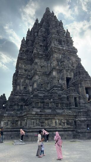 Das Hauptgebäude ist 47 Meter hoch und findet auch bei diesen Besuchern Beachtung.