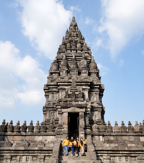 Die Gruppe junger Frauen haben sich auch den Fotografen gegriffen und wollten Fotos machen. Sie sind auf dem Aufgang in den Tempel hinein.