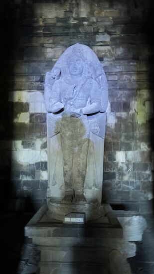 Im Innersten der Tempel findet man die verschiedene Schreine, Der Berühmteste, der Shiva-Schrein, ist immer noch wegen Einsturzgefahr geschlossen. 
Das große Erdbeben am 27.05.2006 hat die Anlage sehr stark zerstört und ein Teil der bereits restaurierten Tempel ist wieder eingestürzt. Der Wiederaufbau dauert immer noch an.