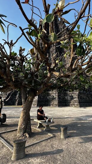 Nach vielen Auf- und Ab ist eine kleine Pause angesagt. Außerdem müssen wir noch etwas warten. Thomas will unbedingt den Sonnenuntergang hier auf dem Areal fotografieren
