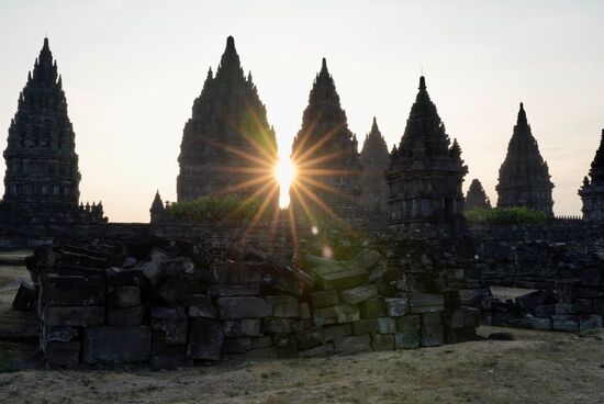 Sie sendet die letzten Strahlen des Tages auf die Tempel. Es liegt eine Mystik auf dem gesamten Tempelanlage