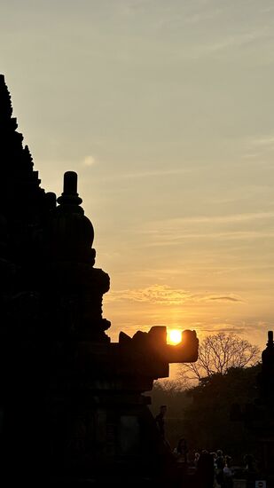Die Sonne senkt sich dem Horizont entgegen und liegt hier in einer Schale