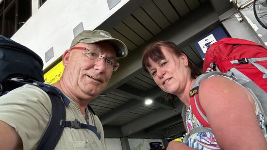 ….noch eine Stunde Zeit…Thomas geht rüber zum „Money changer“ - damit wir noch etwas von unserem Bargeld loswerden 